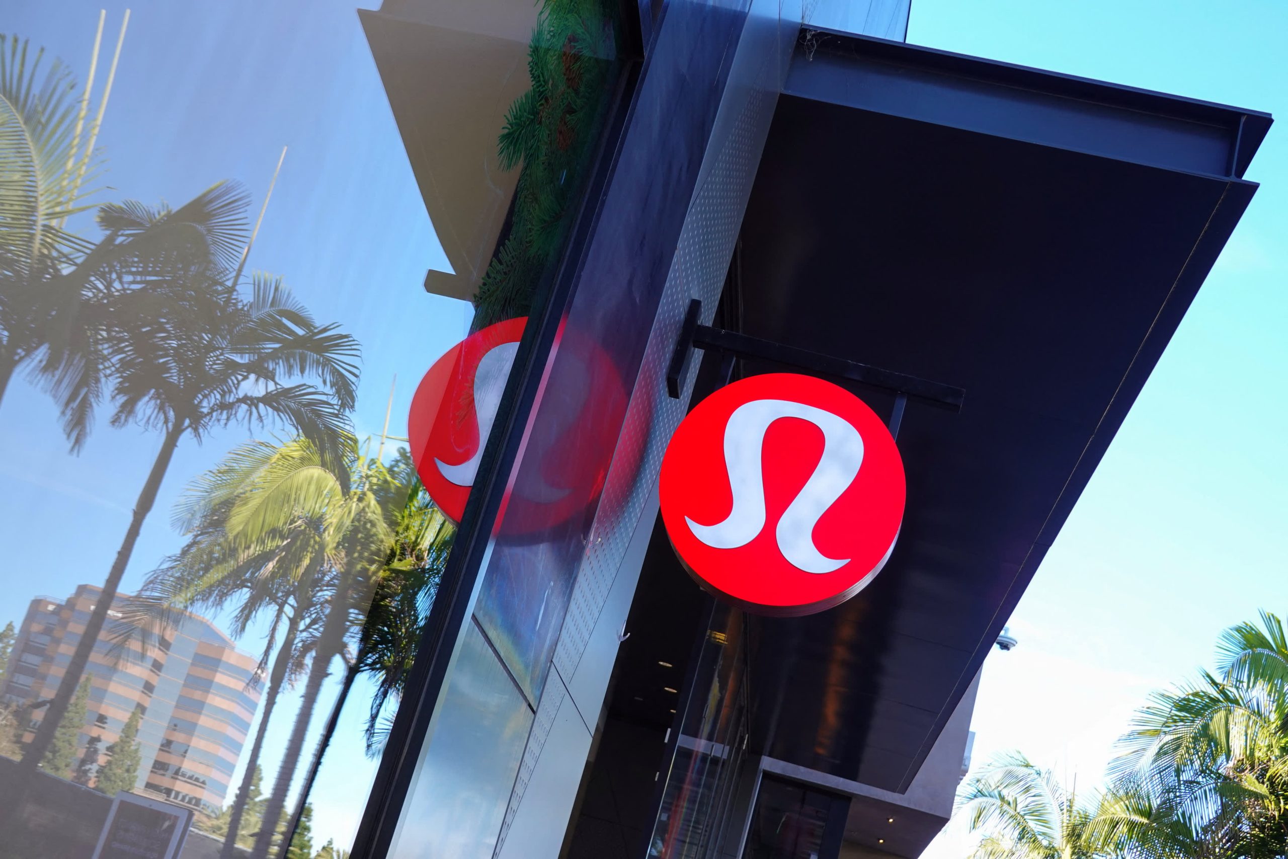 突发：露露柠檬Lululemon裁员！今年股价已狂泻近30%！